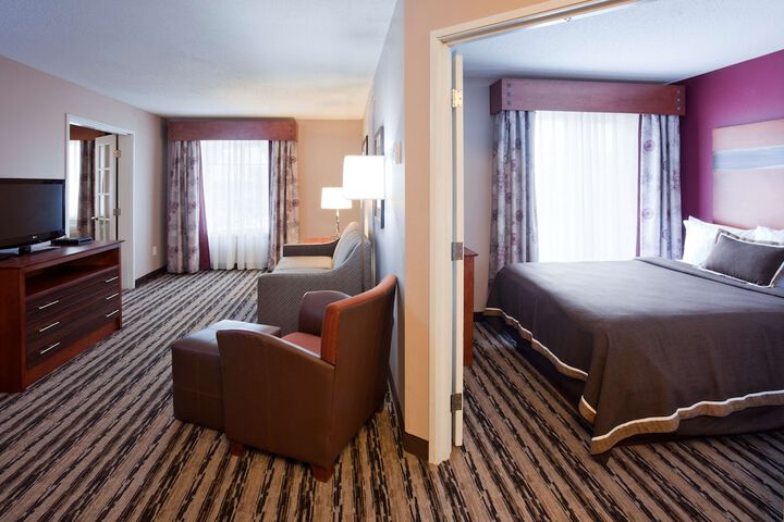 Suite Queen Size Bed (1 of 7)