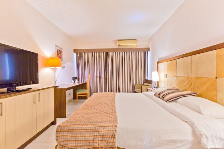 Room 13 of 36