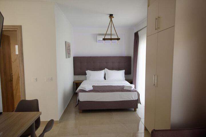 Room 10 of 34