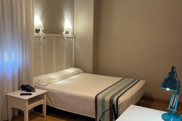 Room 17 of 40