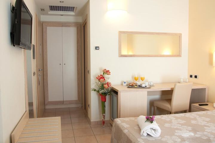 Room 9 of 166