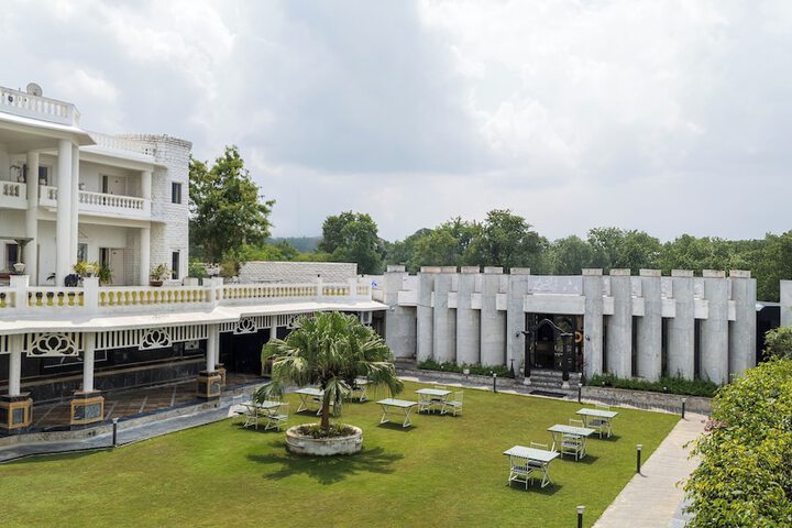 Hotel Exterior 60 of 74