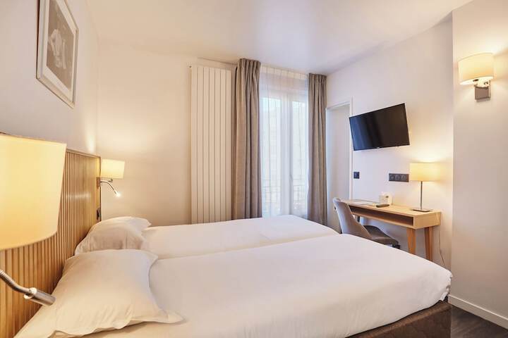 Room 17 of 28