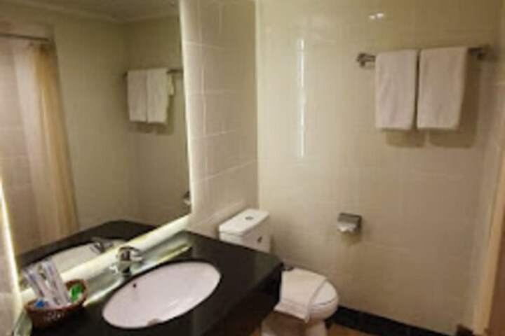 Room 7 of 8