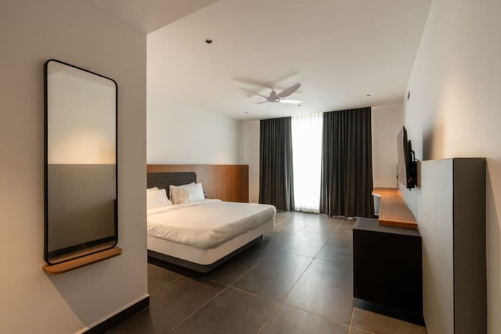 Room 3 of 8