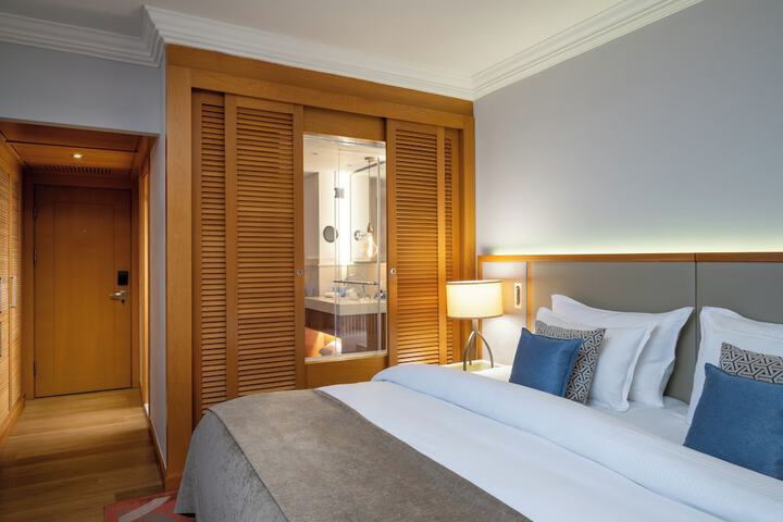 Room 43 of 100