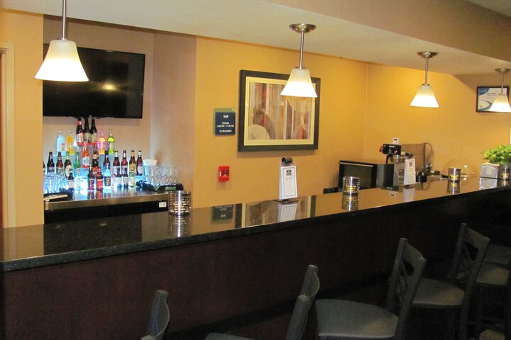 Lounge 48 of 59