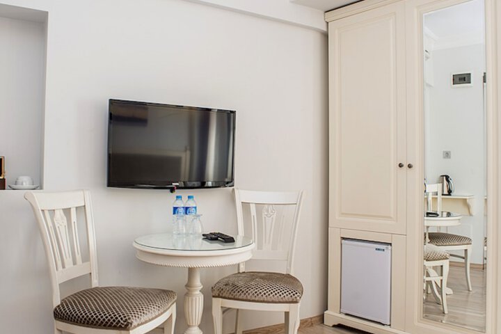 Room 32 of 66