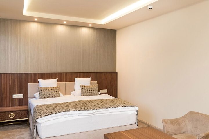 Room 3 of 63