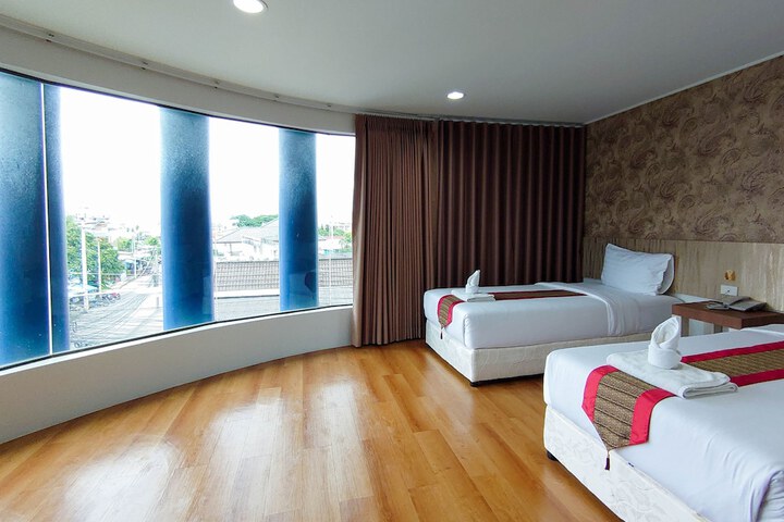 Room 9 of 20