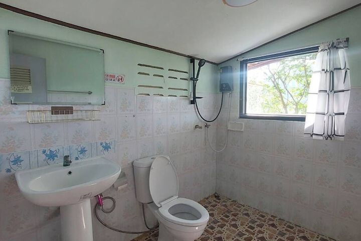 Room 102 of 148