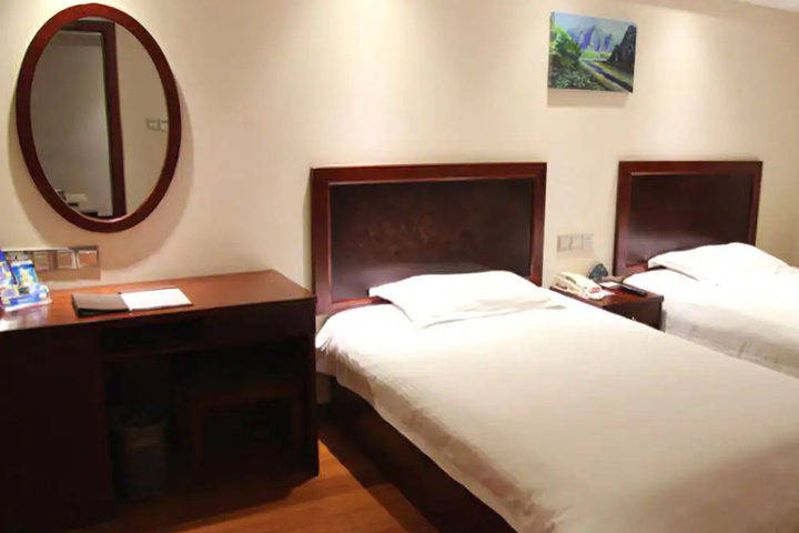 Room 4 of 18