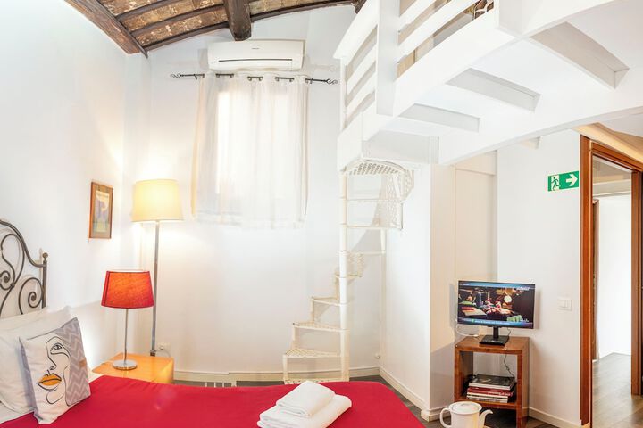 Room 6 of 28