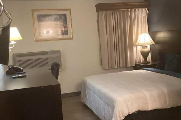 Room 4 of 9