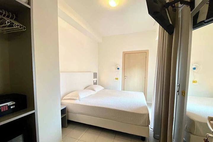 Room 6 of 80