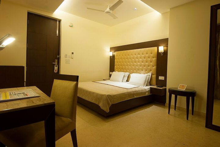 Room 12 of 25