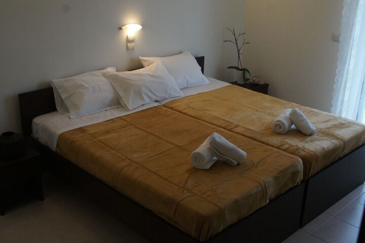 Room 6 of 18