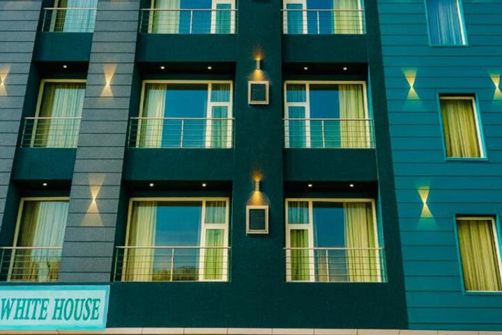 Hotel White Regency -300 MTR from Golden Temple