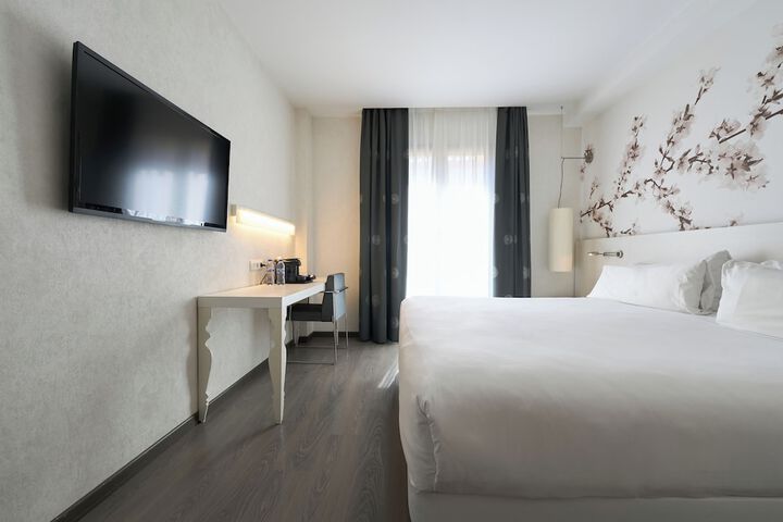 Room 9 of 32