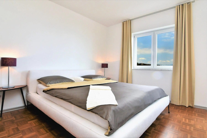 Room 2 of 16
