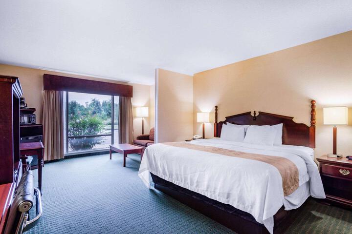 1 King Bed (4 of 19)