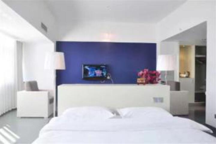 Room 5 of 7