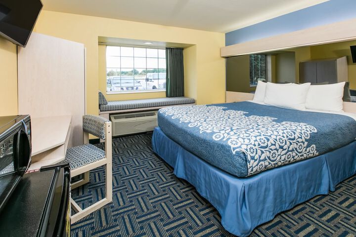 1 Queen Bed (4 of 17)