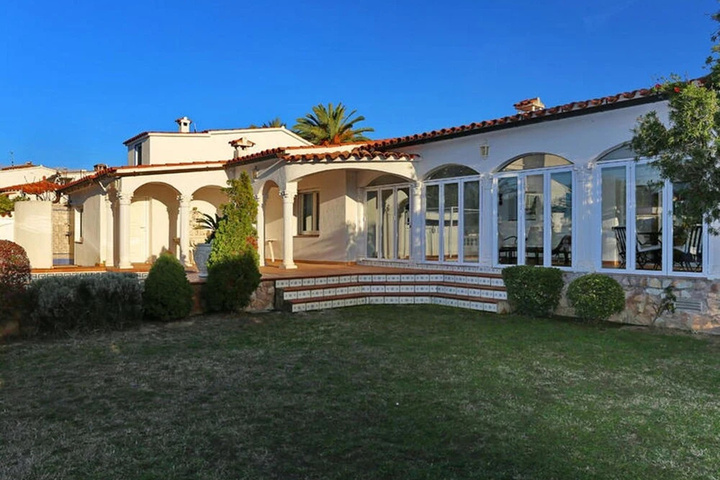 Luxurious Holiday Home in Empuriabrava With Private Pool