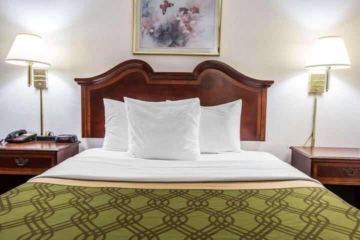 1 Queen Bed (5 of 15)