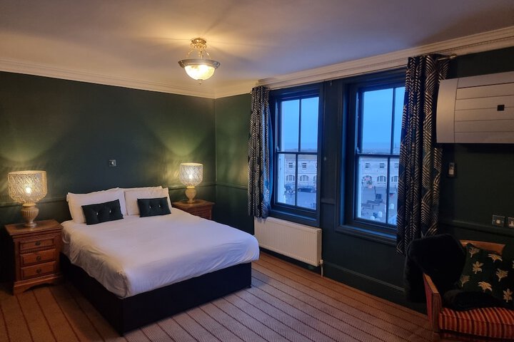 Room 6 of 33
