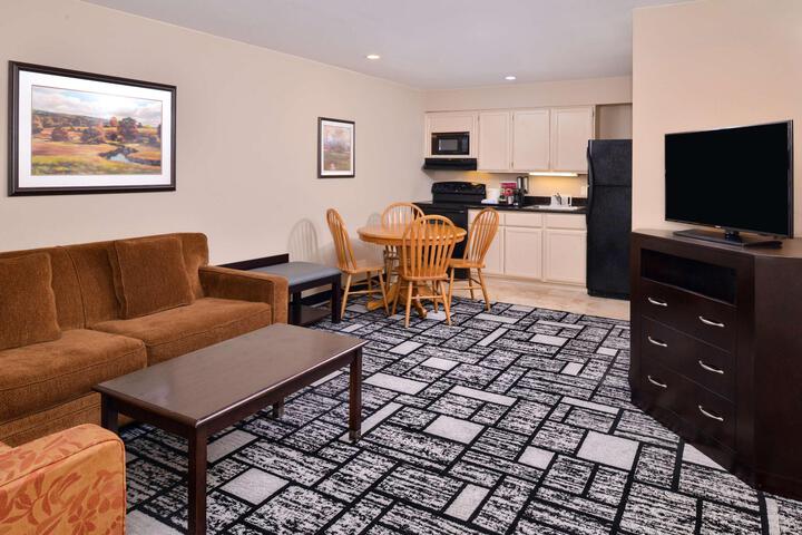 Suite 1 King Bed 2 Rooms Sofa Bed 2 Flat Screen Tvs Living Room Wet Bar Full Breakfast (1 of 16)