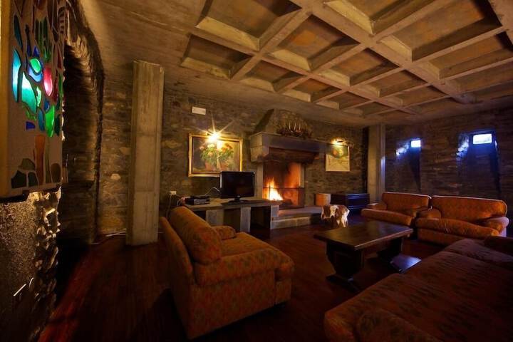 Lounge 9 of 15