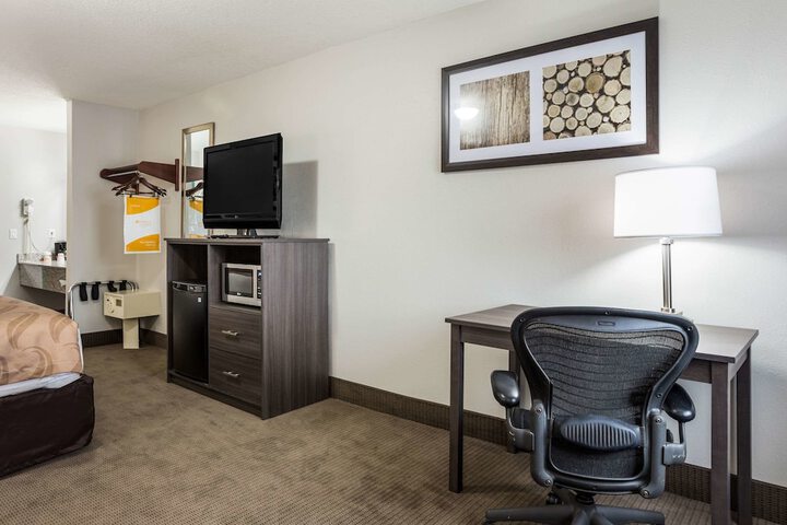 1 Queen Bed (8 of 13)