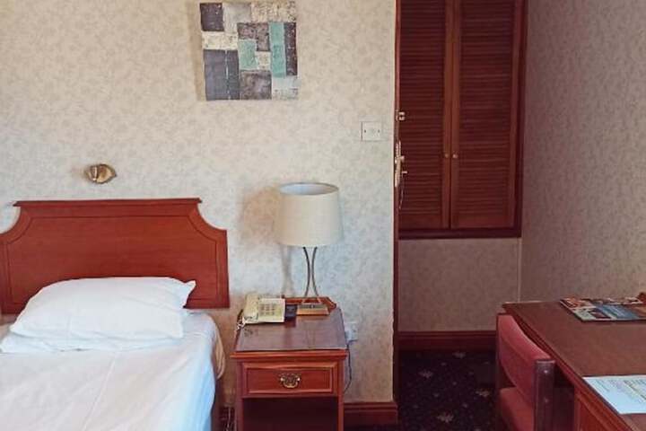 Room 11 of 50