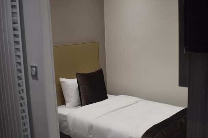Room 9 of 21