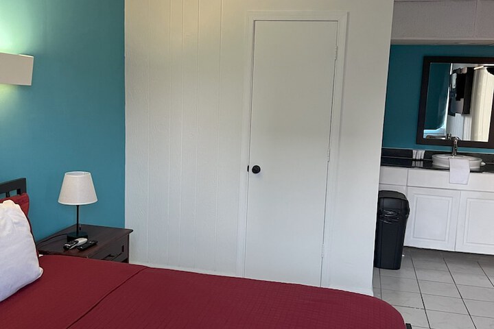 2 Bedrooms Premium Suite 1 Queen and 2 Double Beds Private Bathroom (10 of 15)