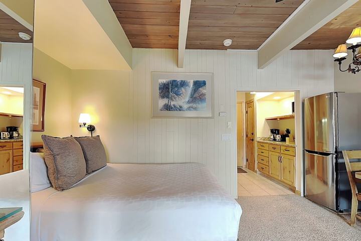 Room 212 of 893