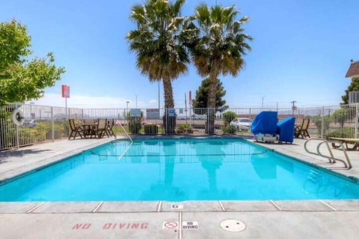 Hotel Pool