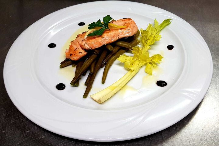 Dining 34 of 77