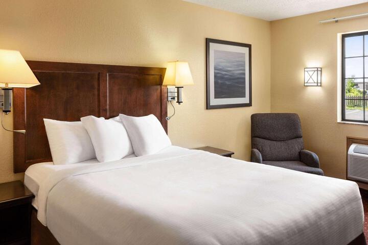 1 Queen Bed Accessible Room (7 of 17)