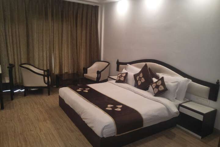 Room 10 of 77