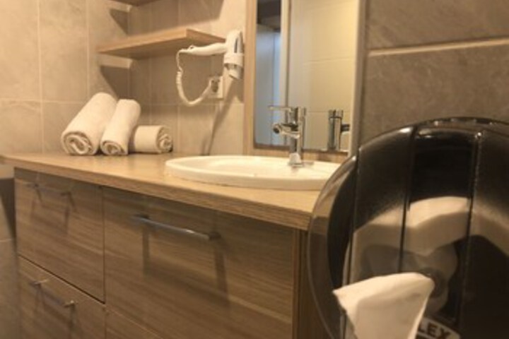 Room 4 of 27
