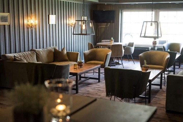 Lounge 46 of 53