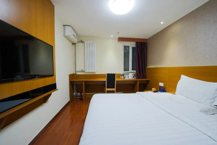 Room 4 of 28