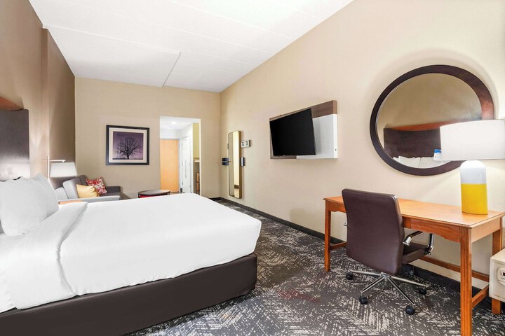 Room 33 of 62