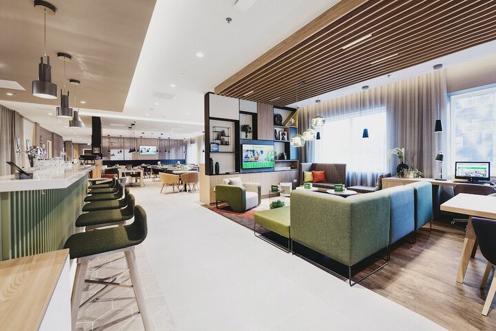 Lounge 73 of 104