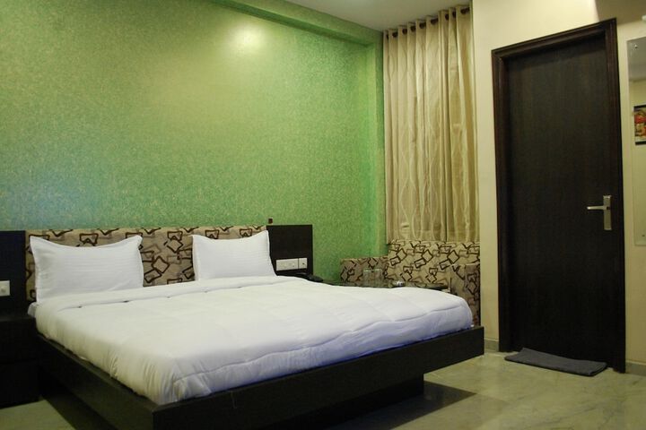 Room 10 of 33