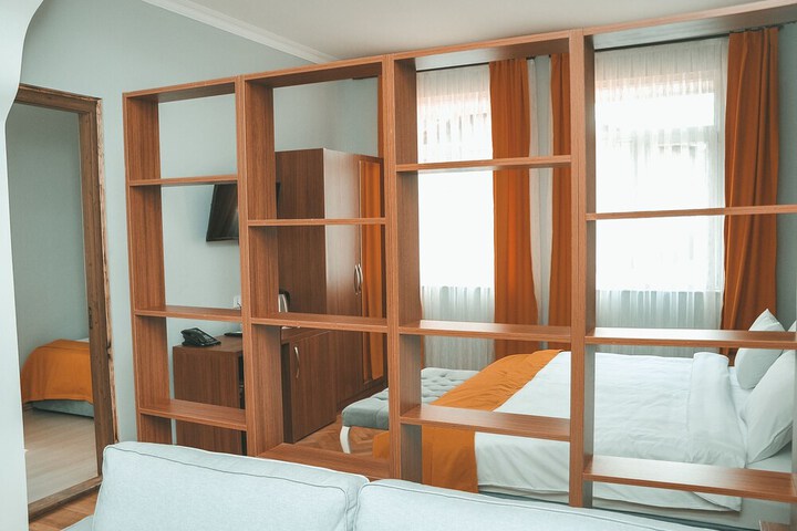 Room 17 of 37