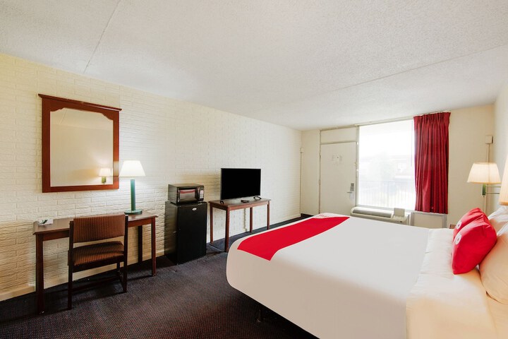 1 King Bed (8 of 9)