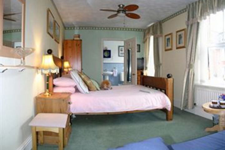 Room 6 of 18